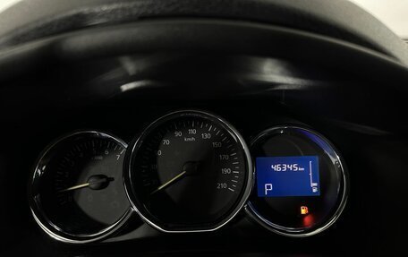 Renault Logan II, 2018 год, 900 000 рублей, 13 фотография