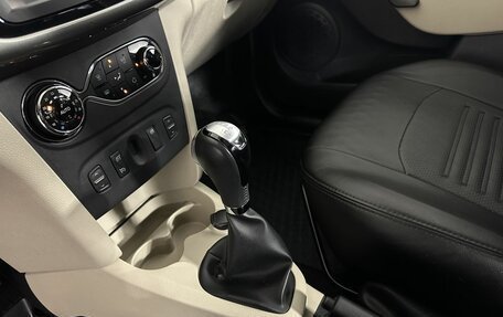 Renault Logan II, 2018 год, 900 000 рублей, 15 фотография