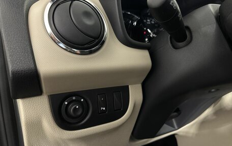 Renault Logan II, 2018 год, 900 000 рублей, 11 фотография