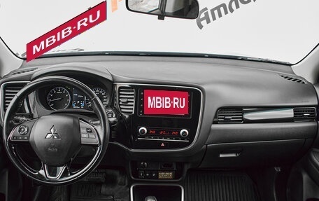 Mitsubishi Outlander III рестайлинг 3, 2021 год, 2 035 000 рублей, 10 фотография