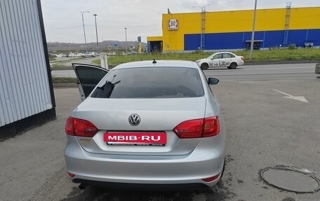 Volkswagen Jetta VI, 2013 год, 900 000 рублей, 3 фотография