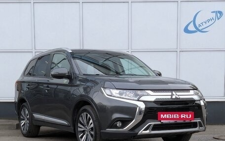 Mitsubishi Outlander III рестайлинг 3, 2021 год, 2 500 000 рублей, 5 фотография