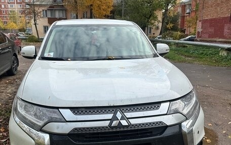 Mitsubishi Outlander III рестайлинг 3, 2020 год, 2 000 000 рублей, 2 фотография