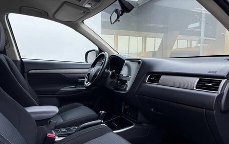 Mitsubishi Outlander III рестайлинг 3, 2018 год, 1 599 000 рублей, 13 фотография