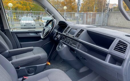 Volkswagen Caravelle T6 рестайлинг, 2017 год, 3 280 000 рублей, 9 фотография