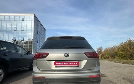 Volkswagen Tiguan II, 2021 год, 2 800 000 рублей, 2 фотография