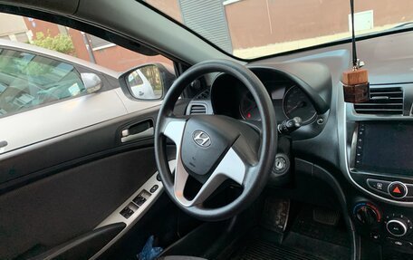 Hyundai Solaris II рестайлинг, 2011 год, 850 000 рублей, 5 фотография