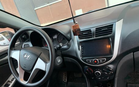 Hyundai Solaris II рестайлинг, 2011 год, 850 000 рублей, 6 фотография