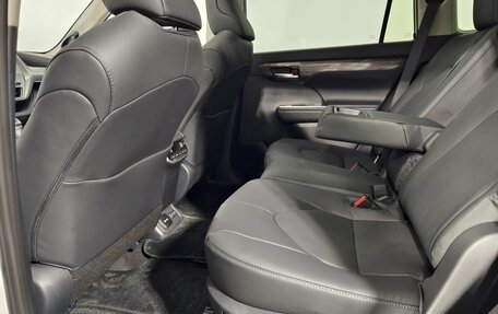 Toyota Highlander, 2023 год, 6 690 000 рублей, 24 фотография