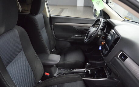 Mitsubishi Outlander III рестайлинг 3, 2018 год, 1 550 000 рублей, 8 фотография