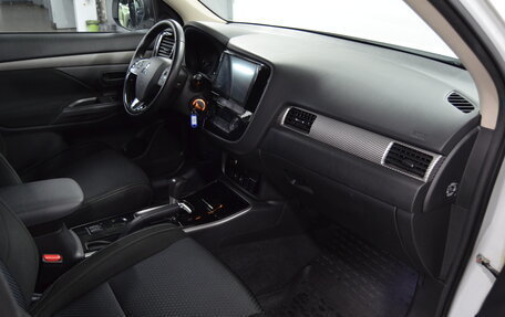 Mitsubishi Outlander III рестайлинг 3, 2018 год, 1 550 000 рублей, 9 фотография