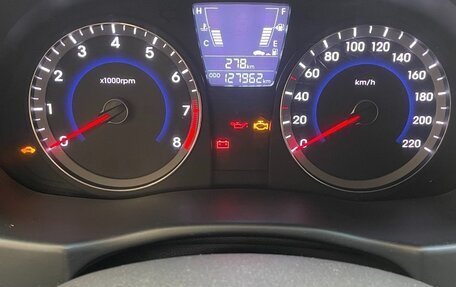 Hyundai Solaris II рестайлинг, 2011 год, 600 000 рублей, 23 фотография