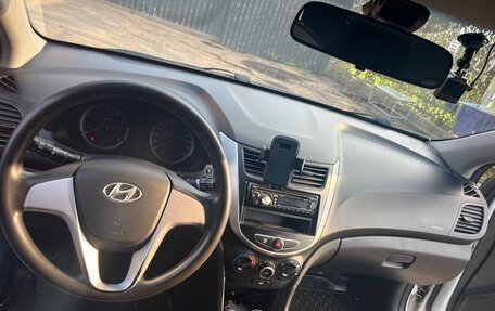 Hyundai Solaris II рестайлинг, 2011 год, 600 000 рублей, 21 фотография