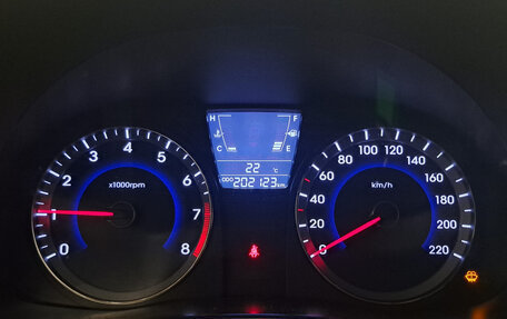 Hyundai Solaris II рестайлинг, 2013 год, 641 000 рублей, 17 фотография