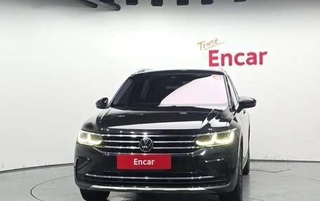 Volkswagen Tiguan II, 2022 год, 3 677 432 рублей, 1 фотография
