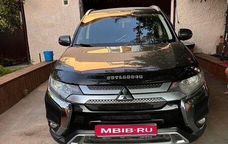 Mitsubishi Outlander III рестайлинг 3, 2017 год, 2 100 000 рублей, 2 фотография