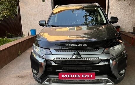 Mitsubishi Outlander III рестайлинг 3, 2017 год, 2 100 000 рублей, 6 фотография
