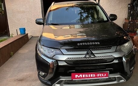 Mitsubishi Outlander III рестайлинг 3, 2017 год, 2 100 000 рублей, 7 фотография