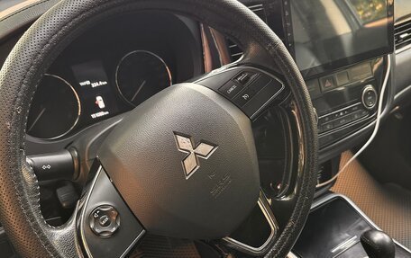 Mitsubishi Outlander III рестайлинг 3, 2017 год, 2 100 000 рублей, 16 фотография