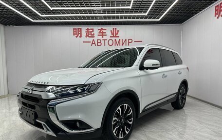 Mitsubishi Outlander III рестайлинг 3, 2022 год, 2 290 000 рублей, 2 фотография