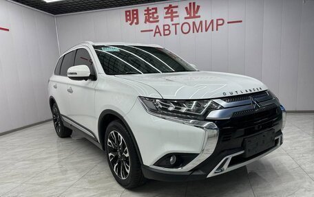 Mitsubishi Outlander III рестайлинг 3, 2022 год, 2 290 000 рублей, 3 фотография