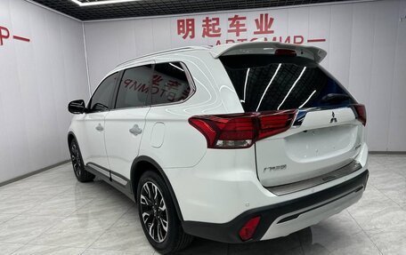 Mitsubishi Outlander III рестайлинг 3, 2022 год, 2 290 000 рублей, 4 фотография