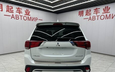 Mitsubishi Outlander III рестайлинг 3, 2022 год, 2 290 000 рублей, 5 фотография