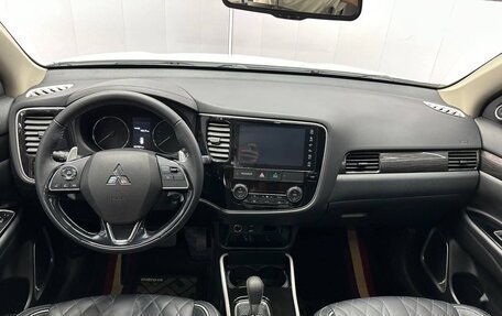 Mitsubishi Outlander III рестайлинг 3, 2022 год, 2 290 000 рублей, 8 фотография