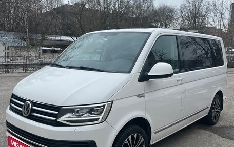 Volkswagen Multivan T6 рестайлинг, 2019 год, 4 000 000 рублей, 2 фотография