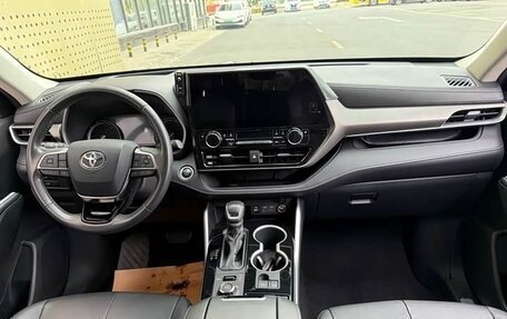 Toyota Highlander, 2022 год, 4 000 000 рублей, 10 фотография