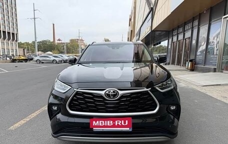 Toyota Highlander, 2022 год, 4 000 000 рублей, 2 фотография