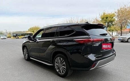 Toyota Highlander, 2022 год, 4 000 000 рублей, 8 фотография