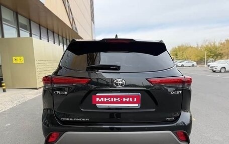 Toyota Highlander, 2022 год, 4 000 000 рублей, 5 фотография