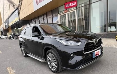Toyota Highlander, 2022 год, 4 000 000 рублей, 3 фотография