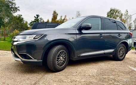 Mitsubishi Outlander III рестайлинг 3, 2017 год, 1 700 000 рублей, 4 фотография