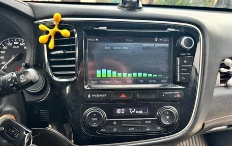 Mitsubishi Outlander III рестайлинг 3, 2017 год, 1 700 000 рублей, 8 фотография
