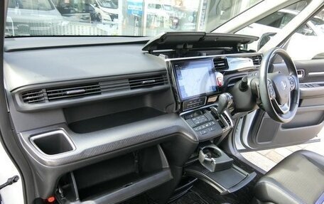 Honda Stepwgn IV, 2017 год, 1 325 000 рублей, 16 фотография