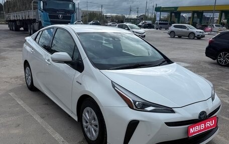 Toyota Prius IV XW50, 2019 год, 2 100 000 рублей, 1 фотография