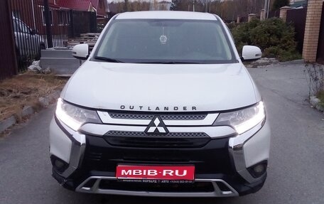 Mitsubishi Outlander III рестайлинг 3, 2021 год, 2 033 000 рублей, 1 фотография