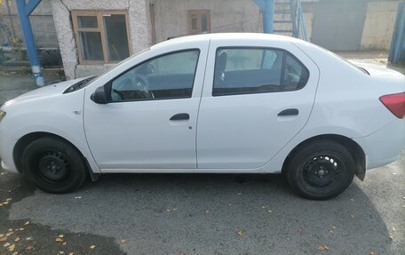 Renault Logan II, 2017 год, 800 000 рублей, 2 фотография