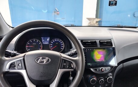 Hyundai Solaris II рестайлинг, 2013 год, 1 000 000 рублей, 9 фотография