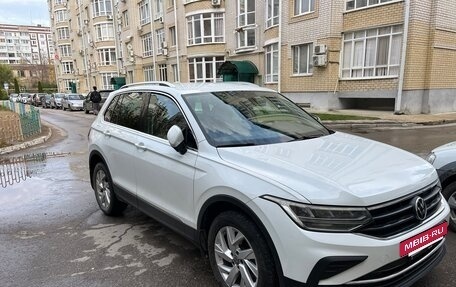 Volkswagen Tiguan II, 2021 год, 2 800 000 рублей, 2 фотография