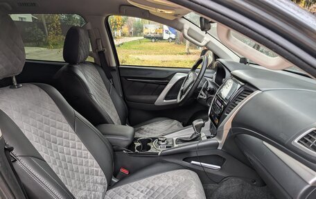 Mitsubishi Pajero Sport III рестайлинг, 2018 год, 2 900 000 рублей, 6 фотография
