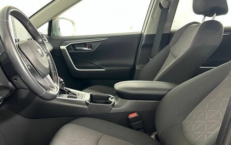 Toyota RAV4, 2020 год, 3 200 000 рублей, 10 фотография