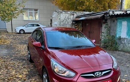 Hyundai Solaris II рестайлинг, 2013 год, 1 000 000 рублей, 2 фотография