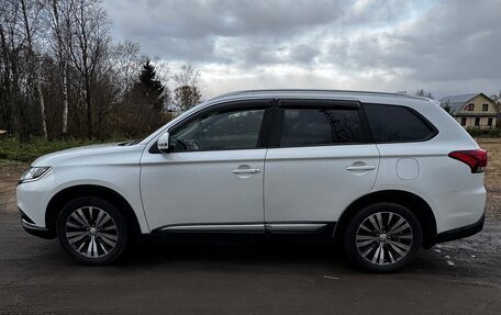 Mitsubishi Outlander III рестайлинг 3, 2019 год, 2 100 000 рублей, 3 фотография