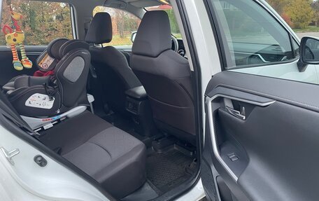 Toyota RAV4, 2020 год, 3 300 000 рублей, 6 фотография