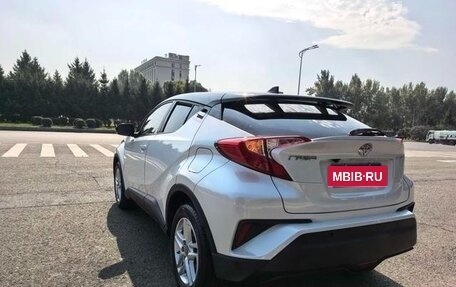 Toyota C-HR I рестайлинг, 2022 год, 2 100 000 рублей, 4 фотография