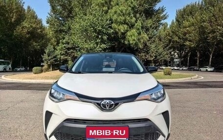 Toyota C-HR I рестайлинг, 2022 год, 2 100 000 рублей, 2 фотография