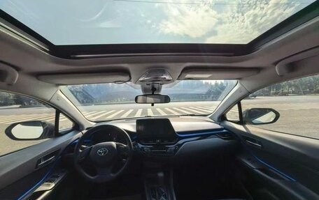 Toyota C-HR I рестайлинг, 2022 год, 2 100 000 рублей, 9 фотография